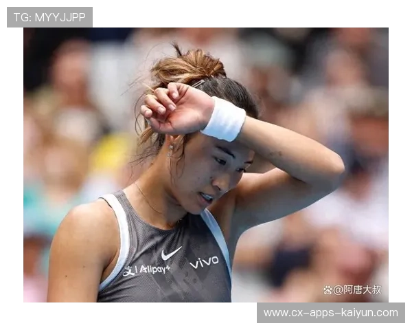 球迷暴动：全运赛场为郑钦文祈福，社媒刷屏情绪高涨