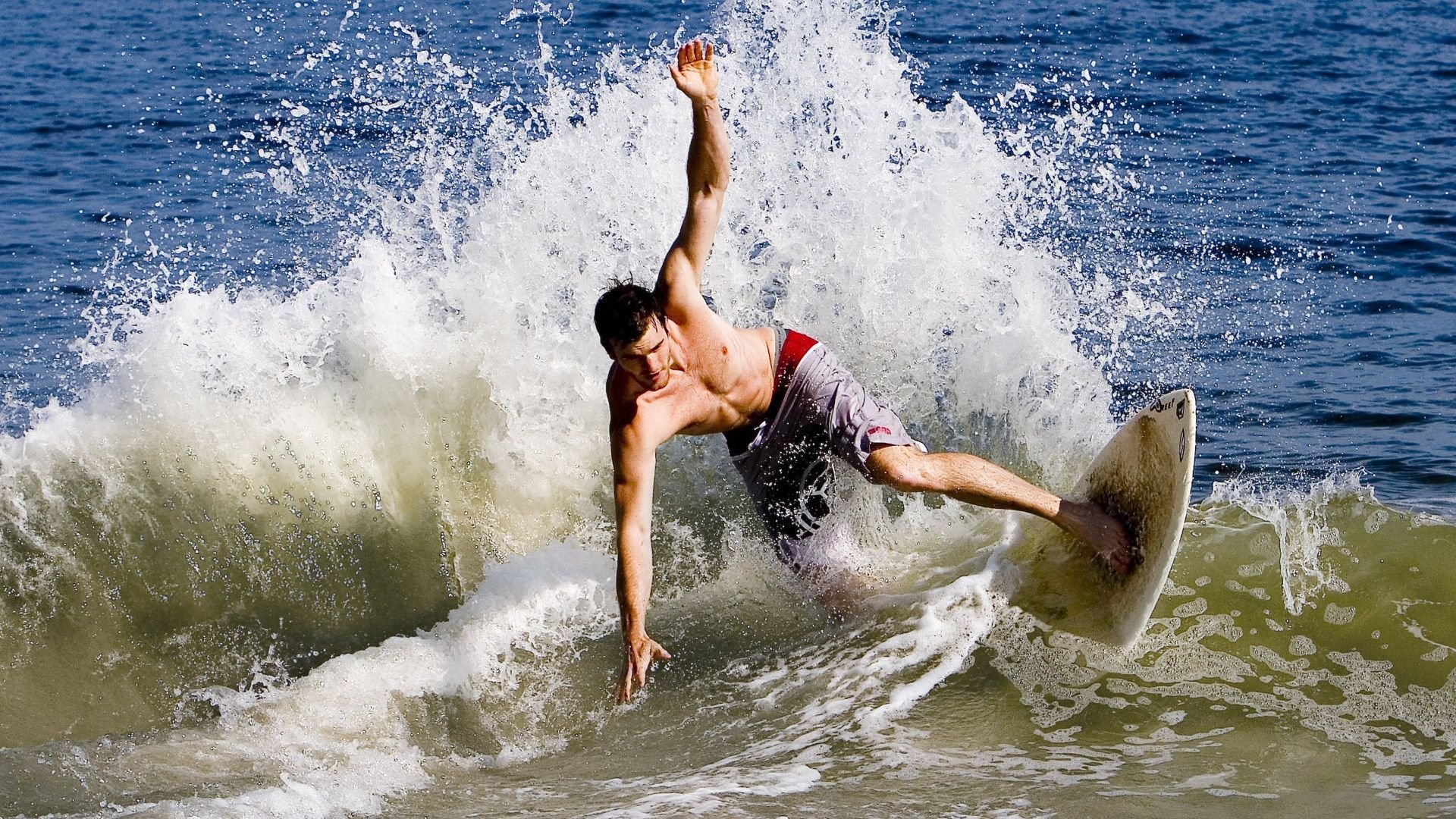中国男篮内部公开对抗赛外线三分雨不断 年轻后卫连中远投博得喝彩